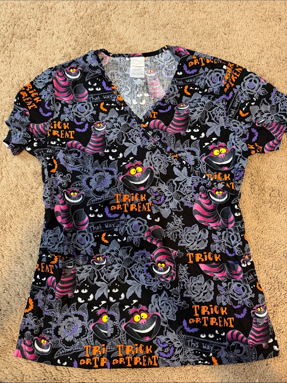 Disney Cheshire cat Halloween scrub top size extra small
